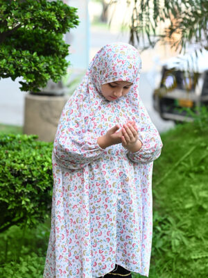 Flower Pattern White Namaz Chaddar