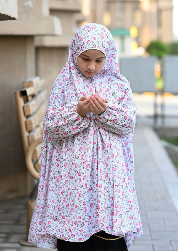 Flower Pattern White Namaz Chaddar